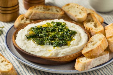 Crostini ve zeytinyağlı ev yapımı çırpılmış Ricotta Dip.