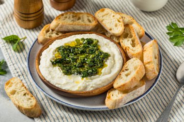 Crostini ve zeytinyağlı ev yapımı çırpılmış Ricotta Dip.