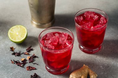 Soğuk Jamaika Hibiscus Sorrel Kokteyli, rom ve buzlu.