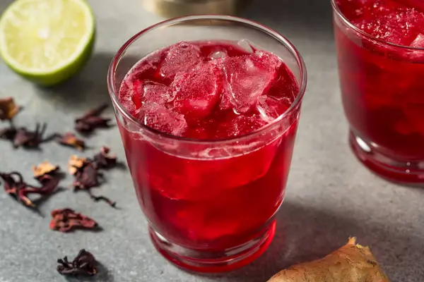 Boozy Cold Jamaican Hibiscus Sauerampfer Cocktail Mit Rum Und Eis — Stockfoto