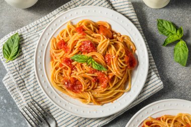 İtalyan Spagetti al Pomodoro Makarnası Domates ve Basil ile