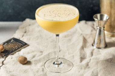 Tatiller için Eggnog Rom Flip Kokteyli