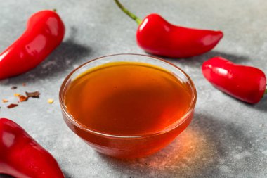 Organik Çiğ Baharatlı Sıcak Bal ve Dipper.