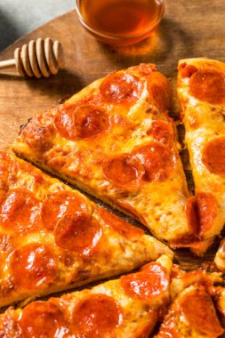 Peynirli ve soslu ev yapımı Acılı Ballı Pepperoni Pizza.