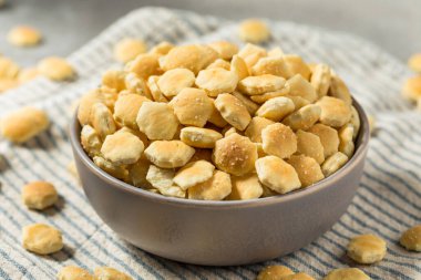 Kuru organik beyaz istiridye krakerleri ve deniz tuzu.