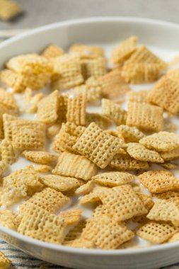 Sağlıklı Organik Pirinç Kareleri Kahvaltı Gevreğiyle Tam Süt