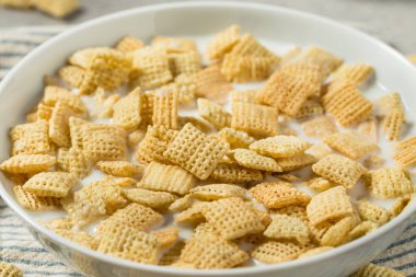 Sağlıklı Organik Pirinç Kareleri Kahvaltı Gevreğiyle Tam Süt