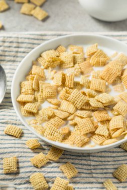 Sağlıklı Organik Pirinç Kareleri Kahvaltı Gevreğiyle Tam Süt