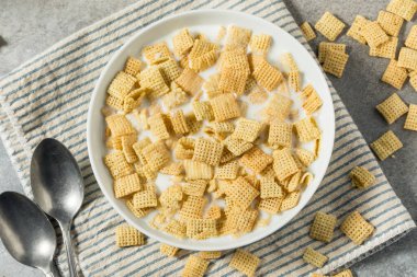 Sağlıklı Organik Pirinç Kareleri Kahvaltı Gevreğiyle Tam Süt