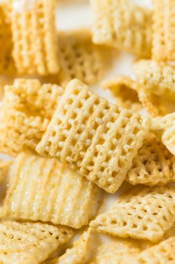 Sağlıklı Organik Pirinç Kareleri Kahvaltı Gevreğiyle Tam Süt