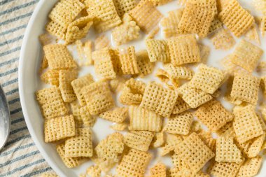 Sağlıklı Organik Pirinç Kareleri Kahvaltı Gevreğiyle Tam Süt