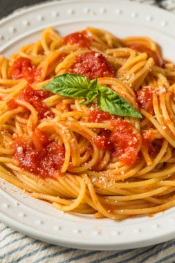 İtalyan Spagetti al Pomodoro Makarnası Domates ve Basil ile