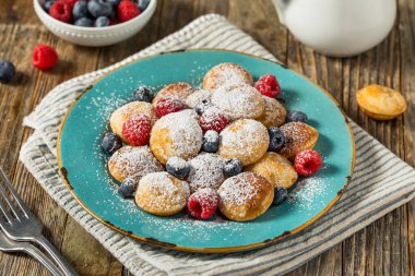 Ev yapımı Hollanda Poffertjes Pudra Şekerli Mini Krep