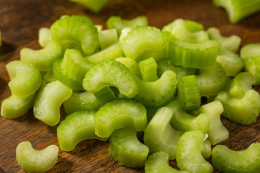 Ev yapımı organik doğranmış kereviz ile pişirmeye hazır.