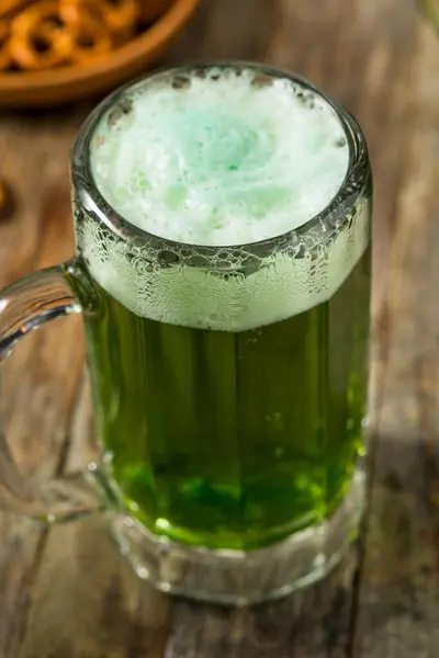 Birra Rinfrescante Alcolica Green Patricks Day Una Tazza — Foto Stock