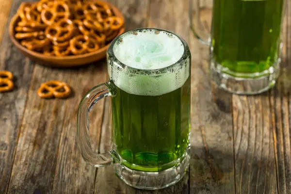 Boozy Erfrischendes Grünes Patricks Day Bier Becher — Stockfoto