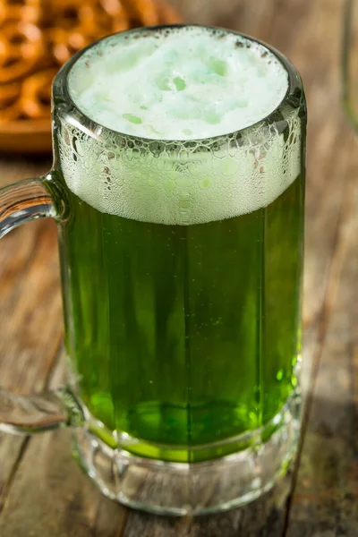 Boozy Rafraîchissant Vert Patricks Day Bière Dans Une Tasse — Photo