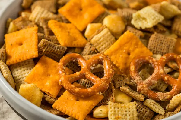 Hemlagad Smaksatt Cracker Snack Mix Med Pretzels Och Spannmål — Stockfoto