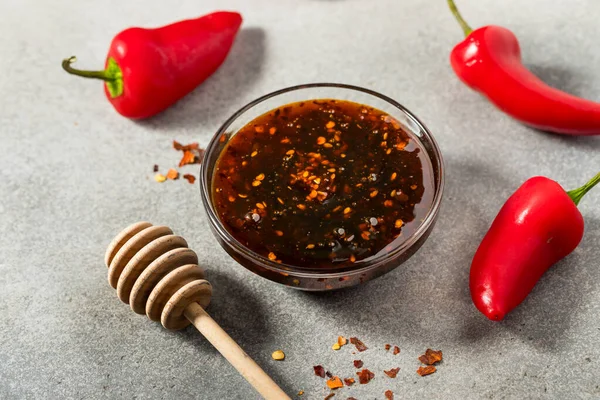 Ekologisk Kryddig Varm Honung Chili Crunch Skål — Stockfoto