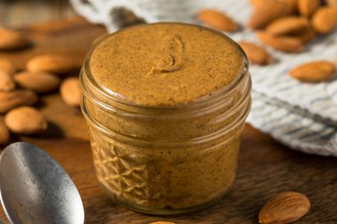 Kavanozda organik tatlı bademli fındık ezmesi