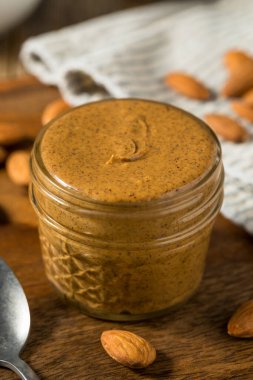 Kavanozda organik tatlı bademli fındık ezmesi