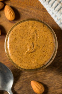 Kavanozda organik tatlı bademli fındık ezmesi
