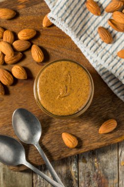 Kavanozda organik tatlı bademli fındık ezmesi