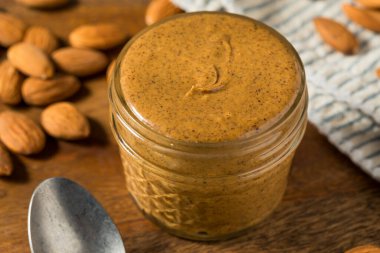 Kavanozda organik tatlı bademli fındık ezmesi