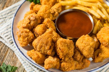 Kızarmış organik tavuk kızartması ve patates kızartması.