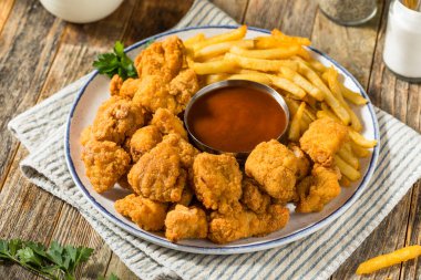 Kızarmış organik tavuk kızartması ve patates kızartması.