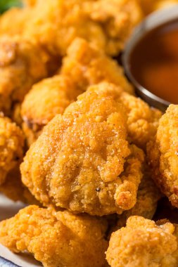 Kızarmış organik tavuk kızartması ve patates kızartması.