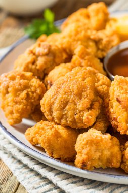 Kızarmış organik tavuk kızartması ve patates kızartması.