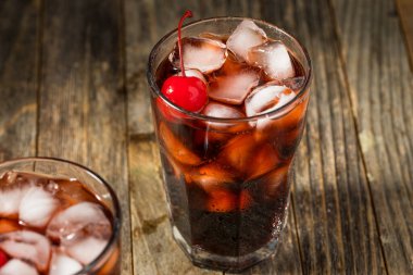 Buzlu soğuk, ferahlatıcı vişneli kola.