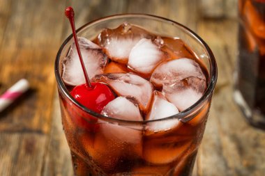 Buzlu soğuk, ferahlatıcı vişneli kola.