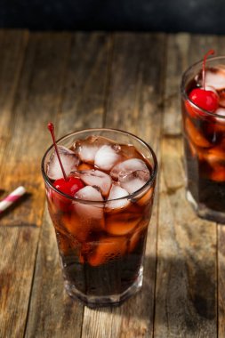 Buzlu soğuk, ferahlatıcı vişneli kola.
