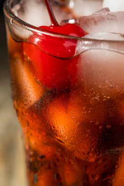 Buzlu soğuk, ferahlatıcı vişneli kola.