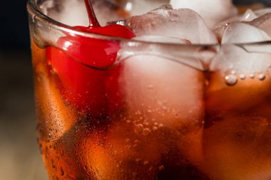 Buzlu soğuk, ferahlatıcı vişneli kola.