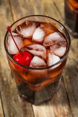 Buzlu soğuk, ferahlatıcı vişneli kola.