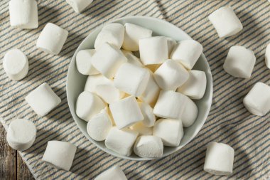 Organik Kuru Büyük Beyaz Şekerlemeler Bir kasede