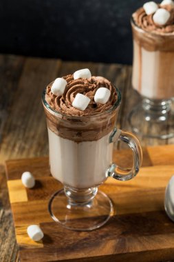 MIlk ve Kakaolu Çırpılmış Sıcak Çikolata İçeceği