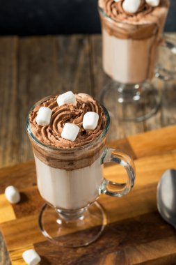 MIlk ve Kakaolu Çırpılmış Sıcak Çikolata İçeceği