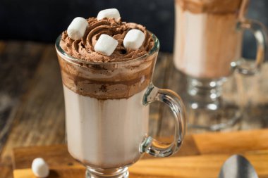 MIlk ve Kakaolu Çırpılmış Sıcak Çikolata İçeceği