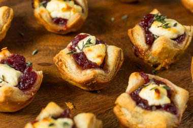 Kızılcık, Keçi, Peynirli Puf, Börek, Kekikle Isırır.