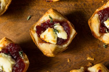 Kızılcık, Keçi, Peynirli Puf, Börek, Kekikle Isırır.