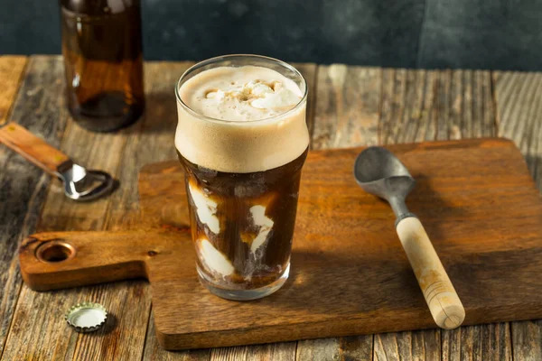 Donmuş Rlanda Çkisi Şişman Bira Dondurması Nce Bardakta Yüzüyor — Stok fotoğraf