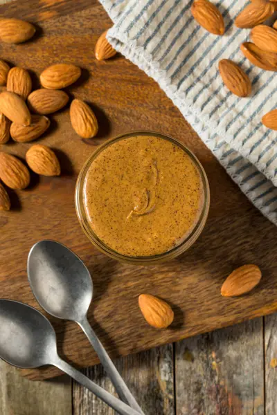 Kavanozda organik tatlı bademli fındık ezmesi