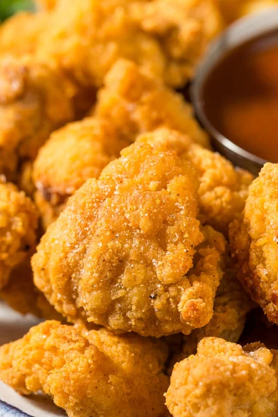 Kızarmış organik tavuk kızartması ve patates kızartması.