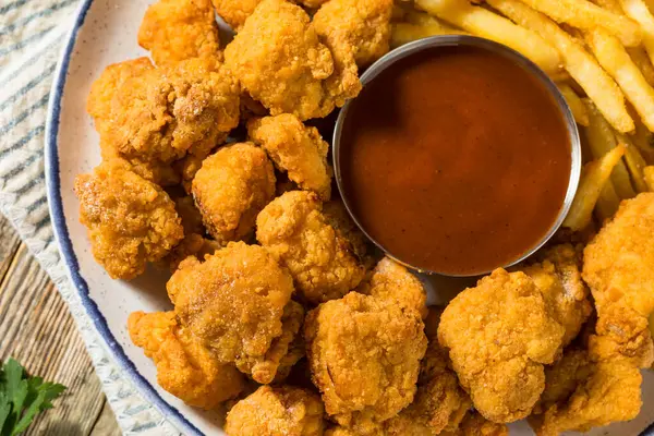 Kızarmış organik tavuk kızartması ve patates kızartması.