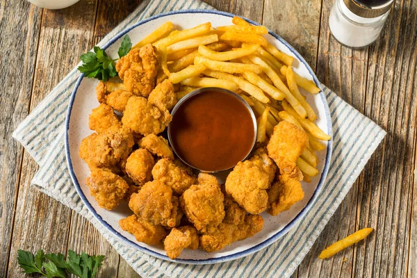 Kızarmış organik tavuk kızartması ve patates kızartması.