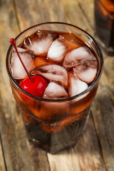 Buzlu soğuk, ferahlatıcı vişneli kola.